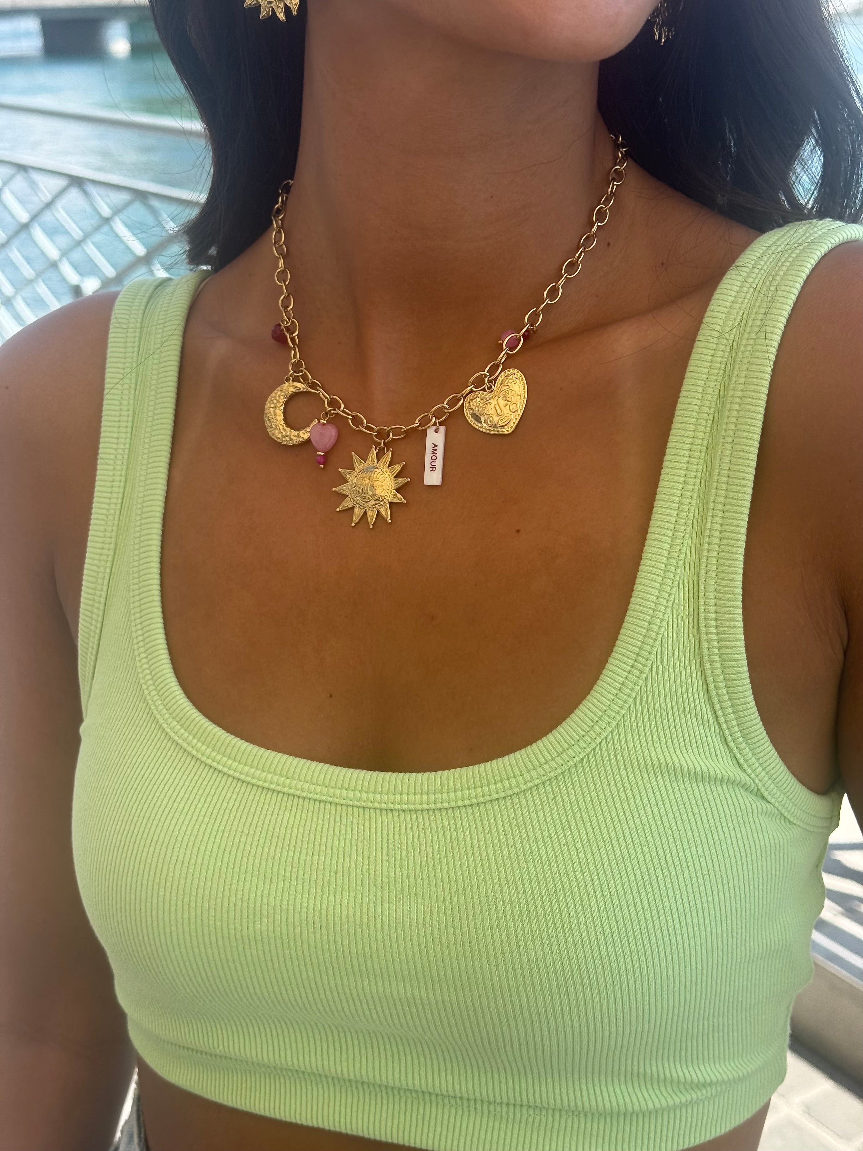 Collier maille doré Solal pendentifs soleil, cœur, Lune, pierres naturelles et amulette en nacre avec inscription "amour" - Bijou porté