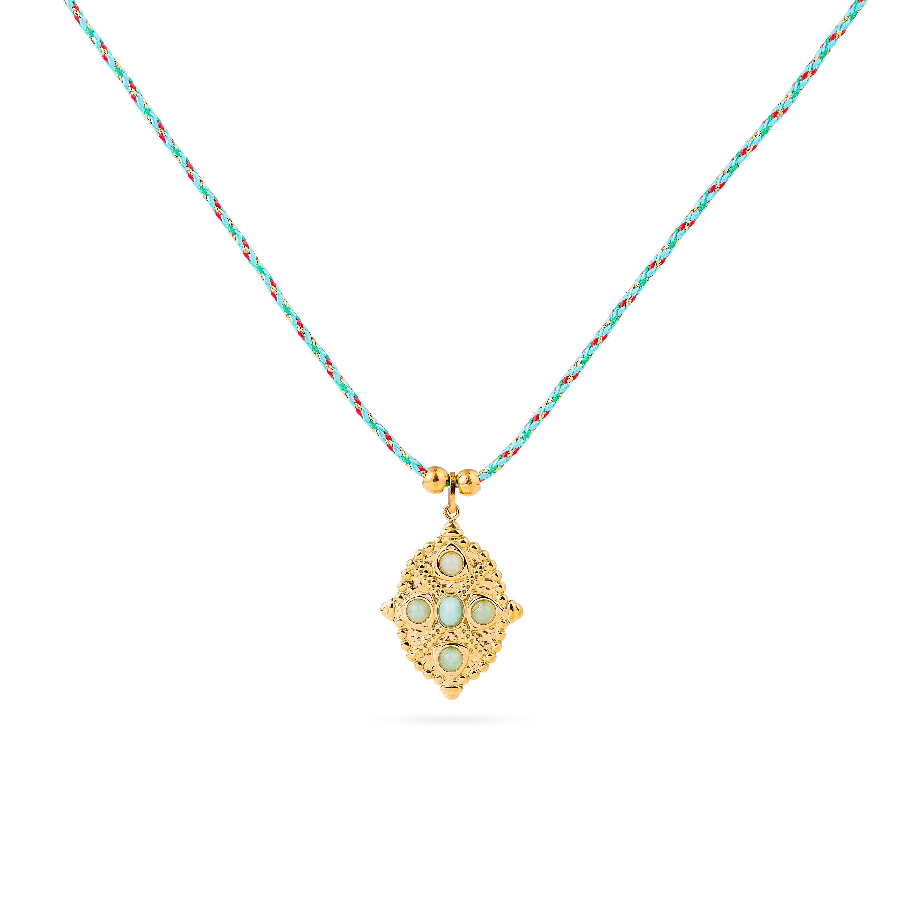 Collier cordon doré Svetlana avec pendentif médaillon empierré - Bijou photographié sur fond blanc