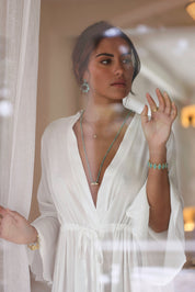 Collier sautoir doré Ratna porté