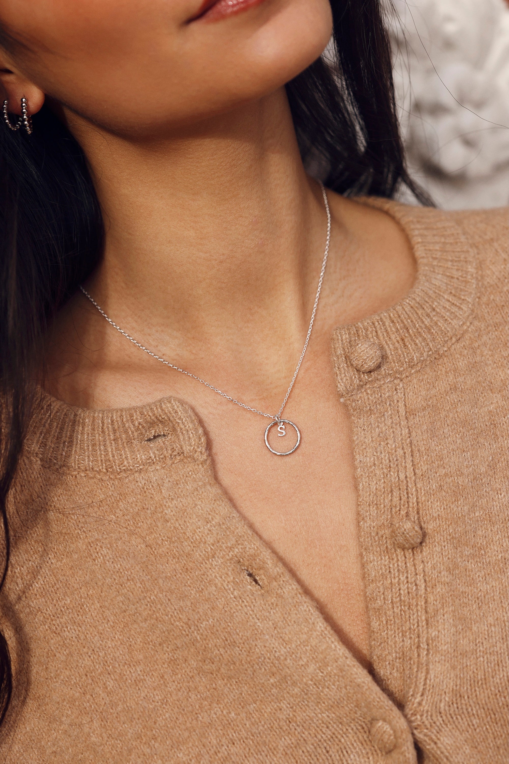 Collier personnalisable en argent Adele anneau martelé pour pendentif lettre ou charms - Bijou porté