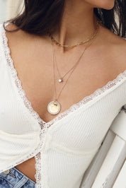 Collier personnalisable doré Ama pendentifs étoiles pour lettre ou charm - Bijou porté