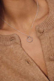 Collier personnalisable en argent Adele anneau martelé pour pendentif lettre ou charms - Bijou porté