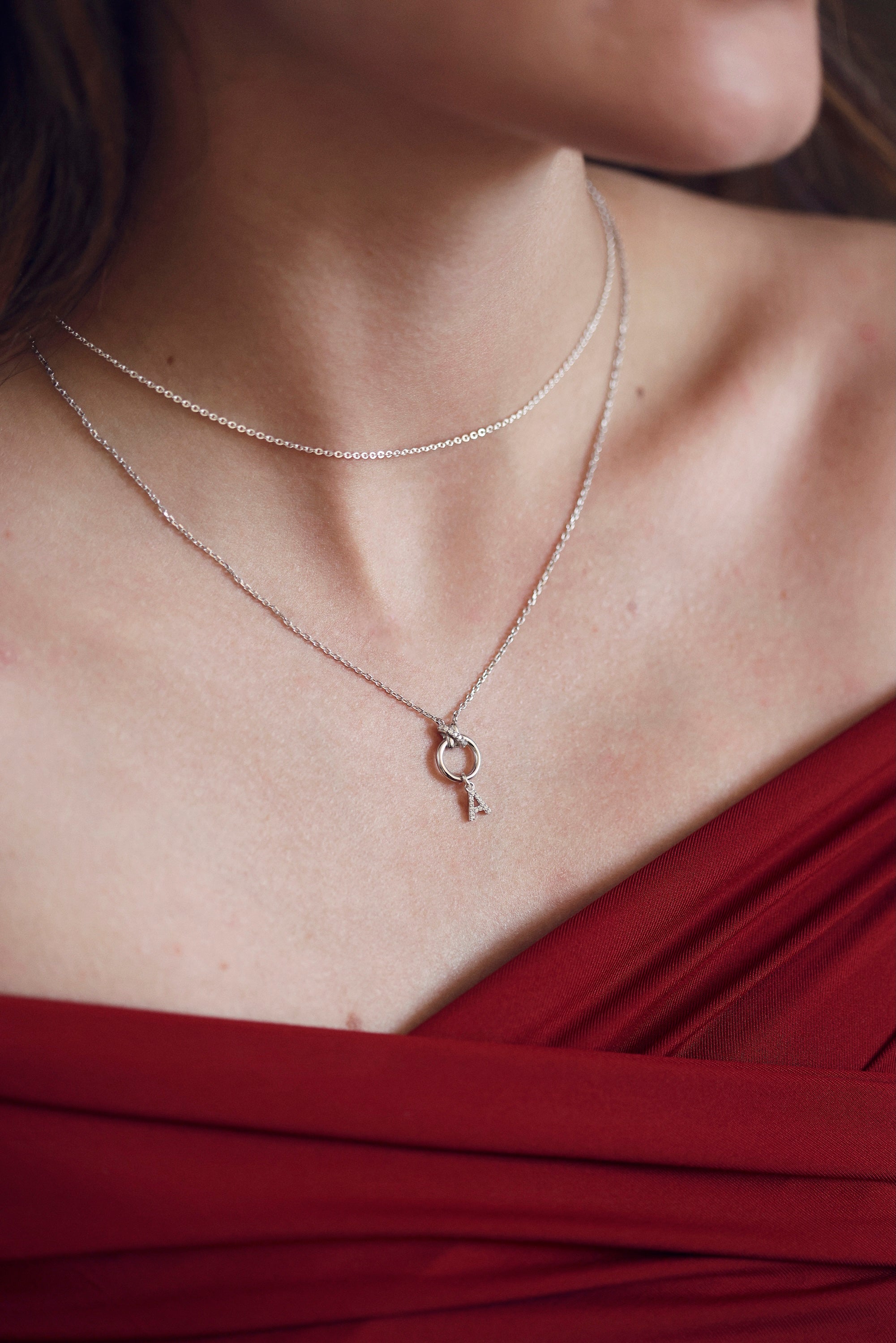 Collier personnalisable en argent Kais anneau avec nœud orné de zircons pour initiales et charms - Bijou porté