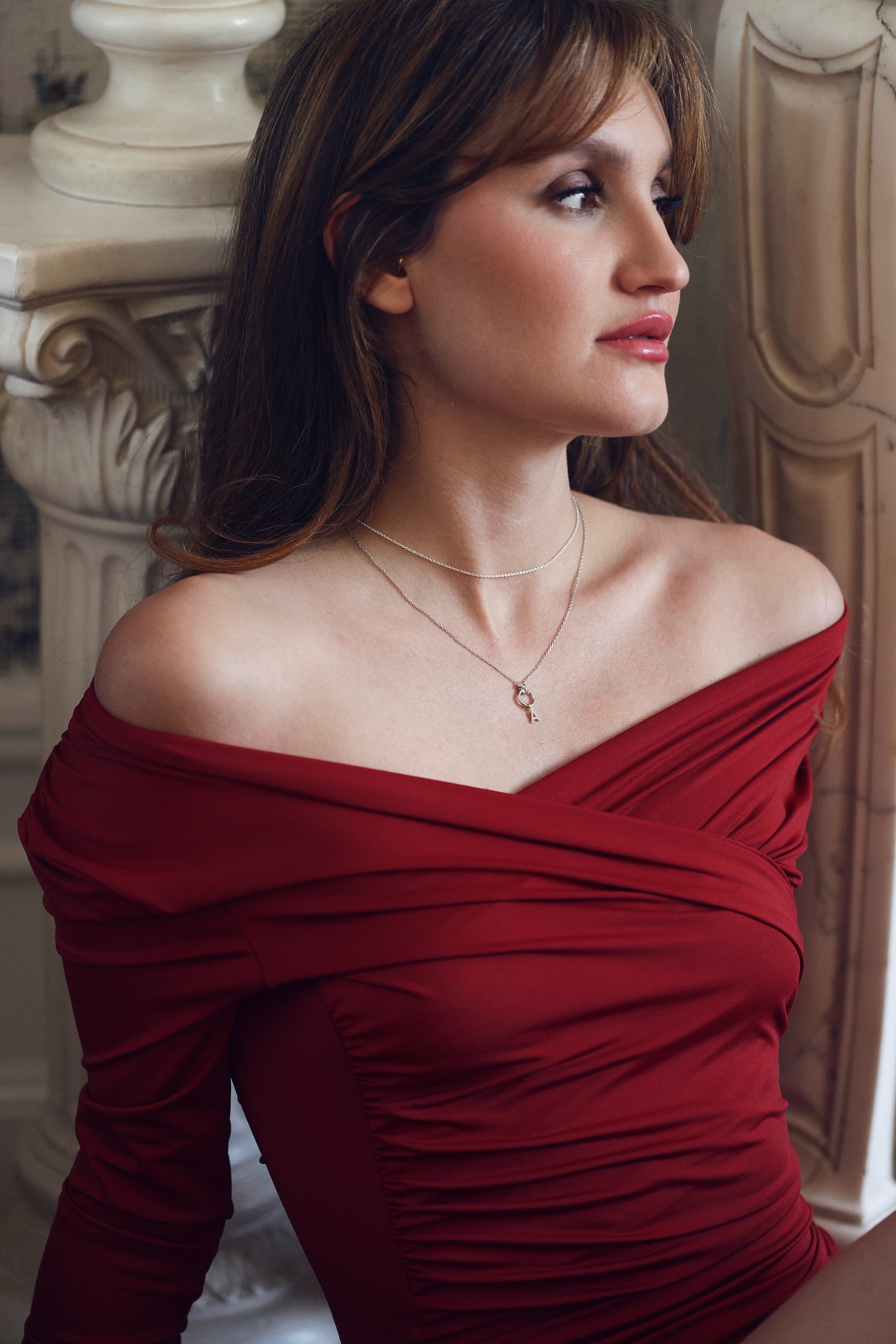 Collier personnalisable en argent Kais anneau avec nœud orné de zircons pour initiales et charms - Bijou porté