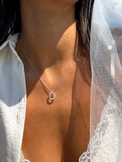 Collier en argent Loane orné d'un pendentif ovale serti de zircons - Bijou porté