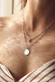 Médaille ronde Lyam asymétrique en argent à silhouette contemporaine ornée d'une demi-lune sertie de zircons pour gravure - Bijou porté