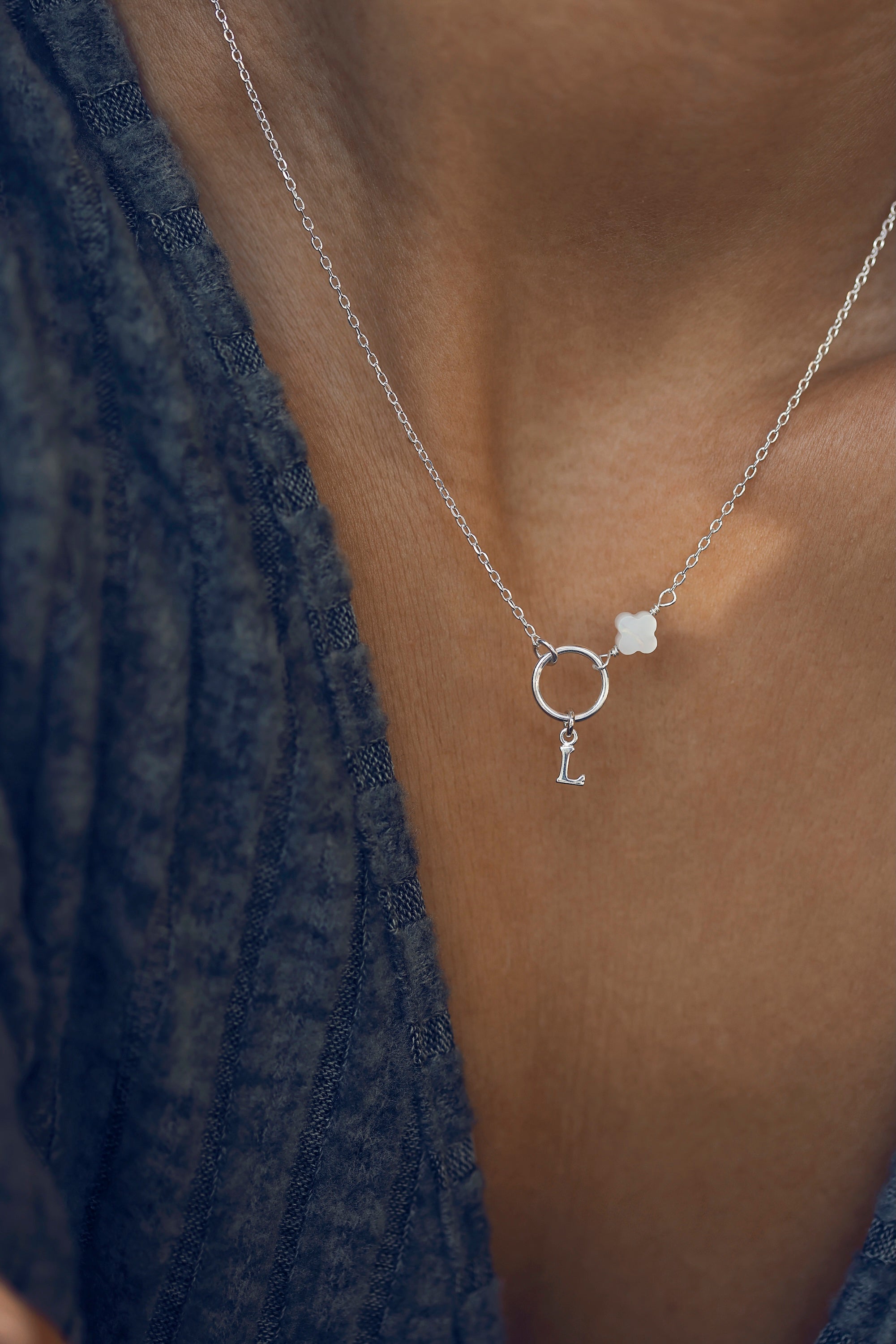 Collier personnalisable en argent Nayla anneau orné d'un trèfle en nacre pour charms - Bijou porté