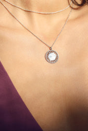 Collier personnalisable Rita en argent avec médaille au contour orné de motifs délicatement ajourés et sertis de zircons - Bijou porté