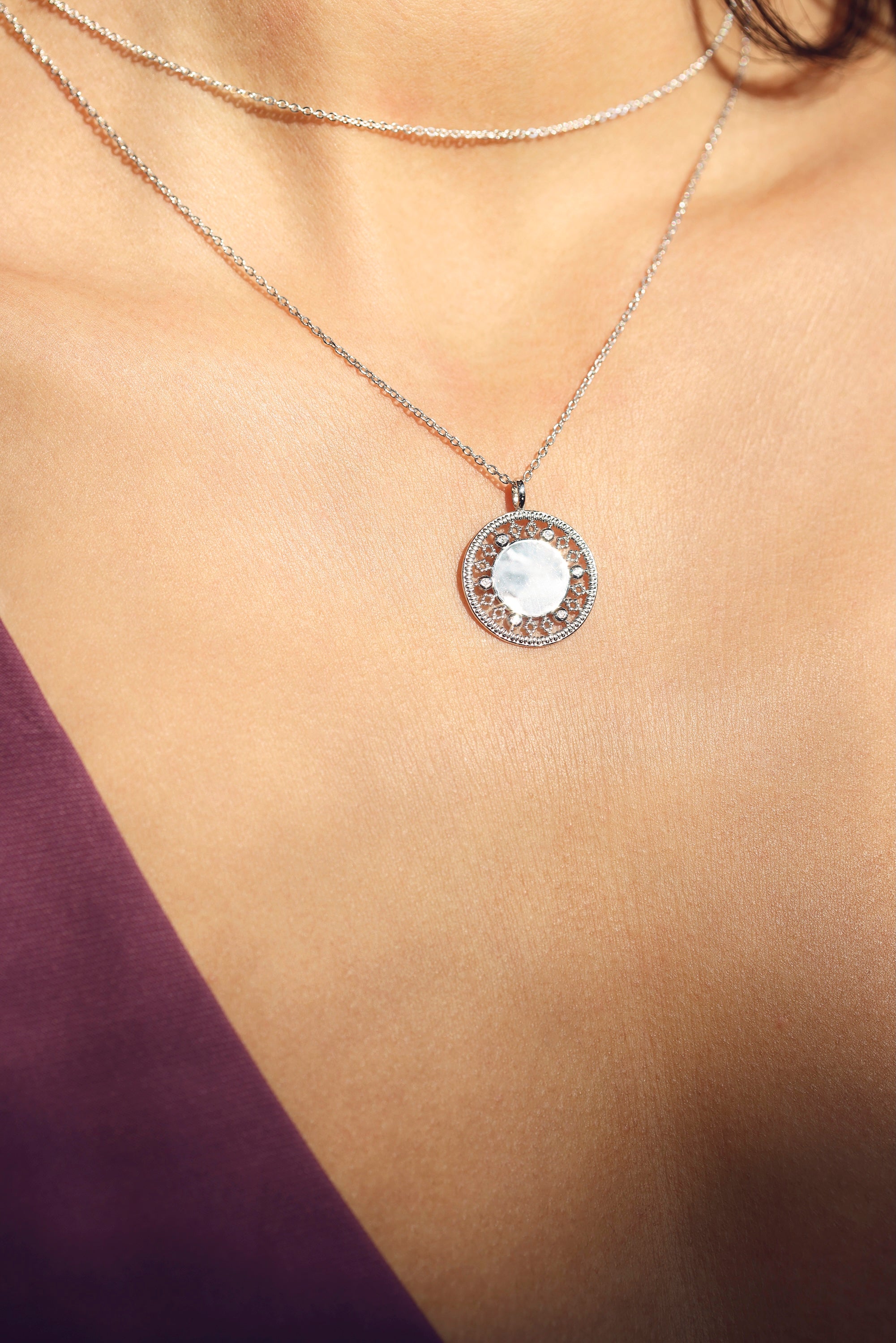 Collier personnalisable Rita en argent avec médaille au contour orné de motifs délicatement ajourés et sertis de zircons - Bijou porté