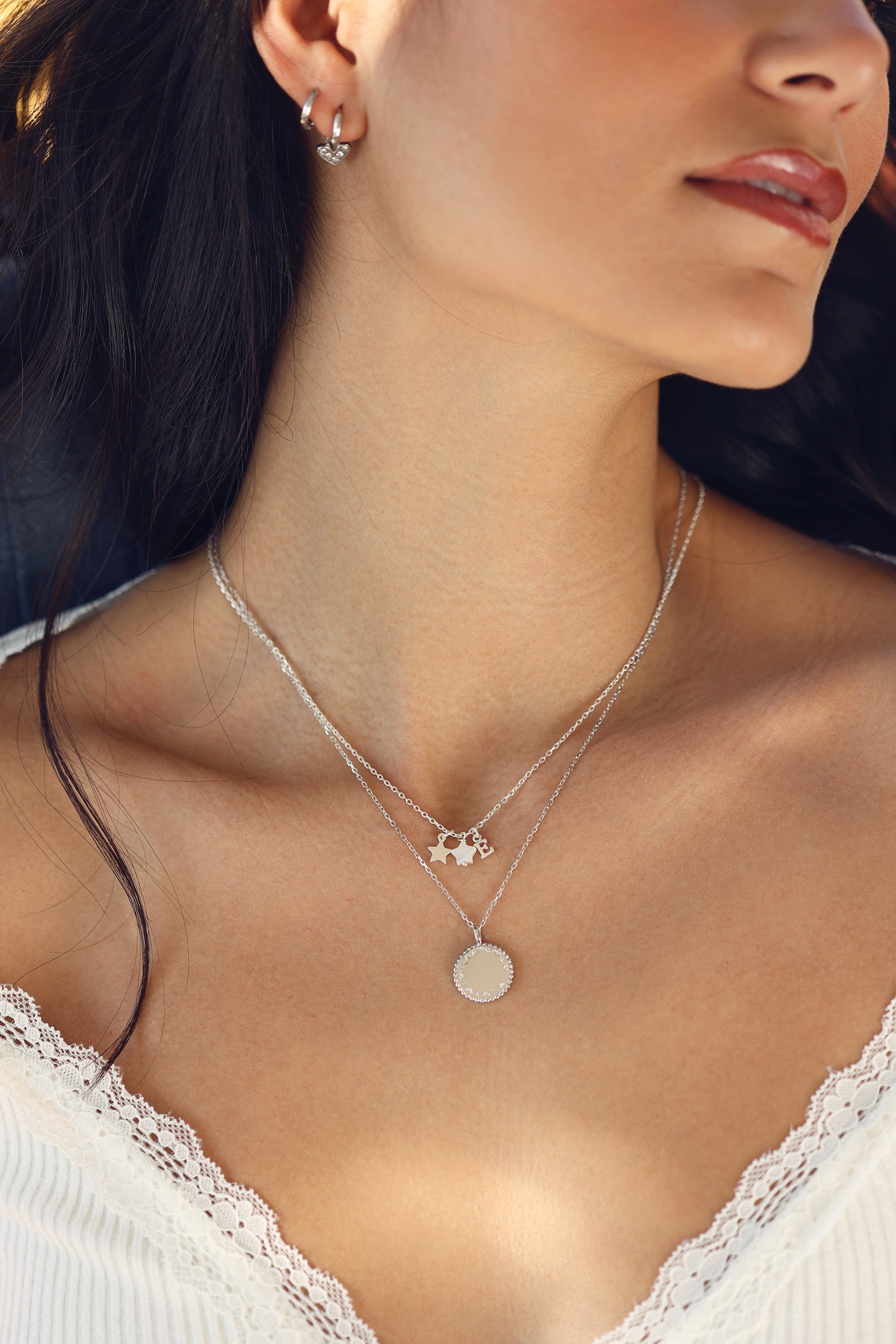  Collier personnalisable Tania en argent avec médaille au centre lisse entouré d'un motif perlé et ajouré - Bijou porté