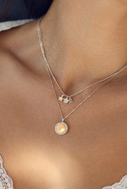  Collier personnalisable Tania en argent avec médaille au centre lisse entouré d'un motif perlé et ajouré - Bijou porté