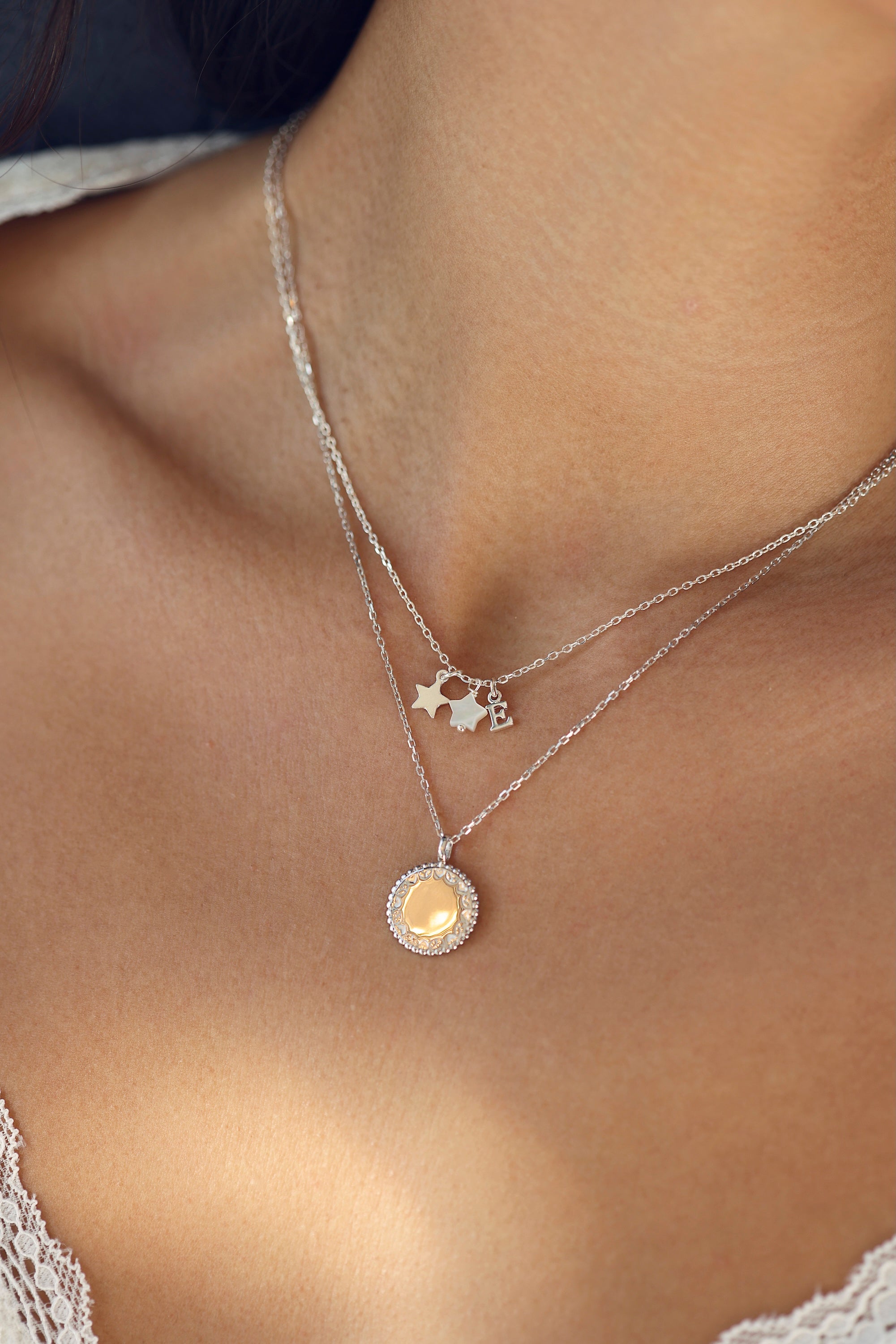  Collier personnalisable Tania en argent avec médaille au centre lisse entouré d'un motif perlé et ajouré - Bijou porté