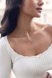 Collier personnalisable en argent Delya anneau simple pour lettres de l'alphabet et charms - Bijou porté