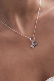 Collier personnalisable en argent Delya anneau simple pour lettres de l'alphabet et charms - Bijou porté