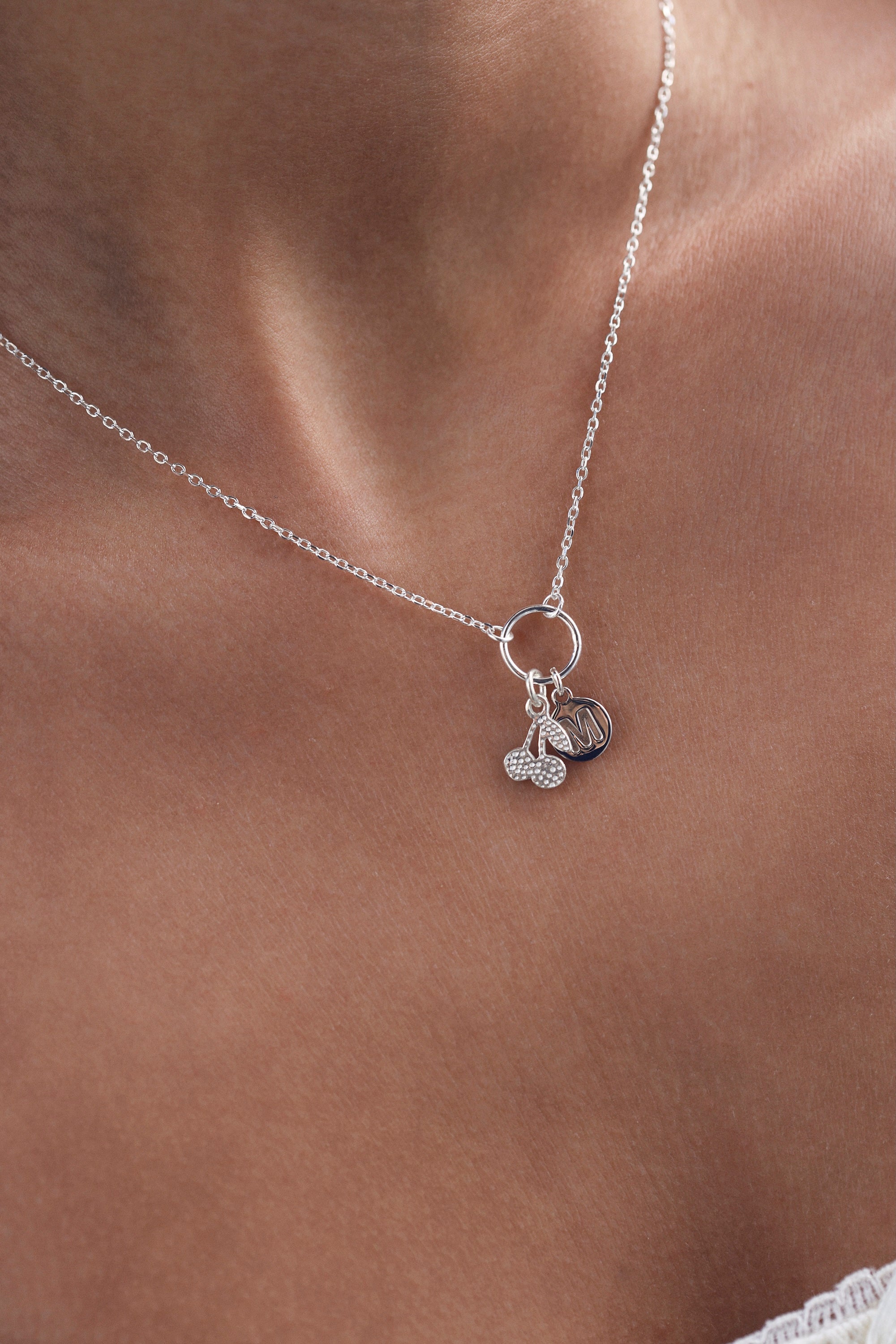 Collier personnalisable en argent Delya anneau simple pour lettres de l'alphabet et charms - Bijou porté