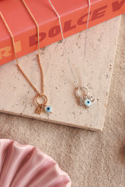 Collier personnalisable en argent Lilou protect avec anneau et pendentif œil protecteur en nacre pour lettres de l'alphabet et charms - Bijou photographié sur une pierre