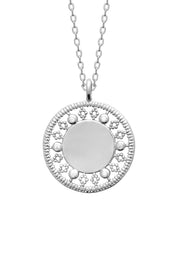 Collier personnalisable Rita en argent avec médaille au contour orné de motifs délicatement ajourés et sertis de zircons - Bijou sur fond blanc