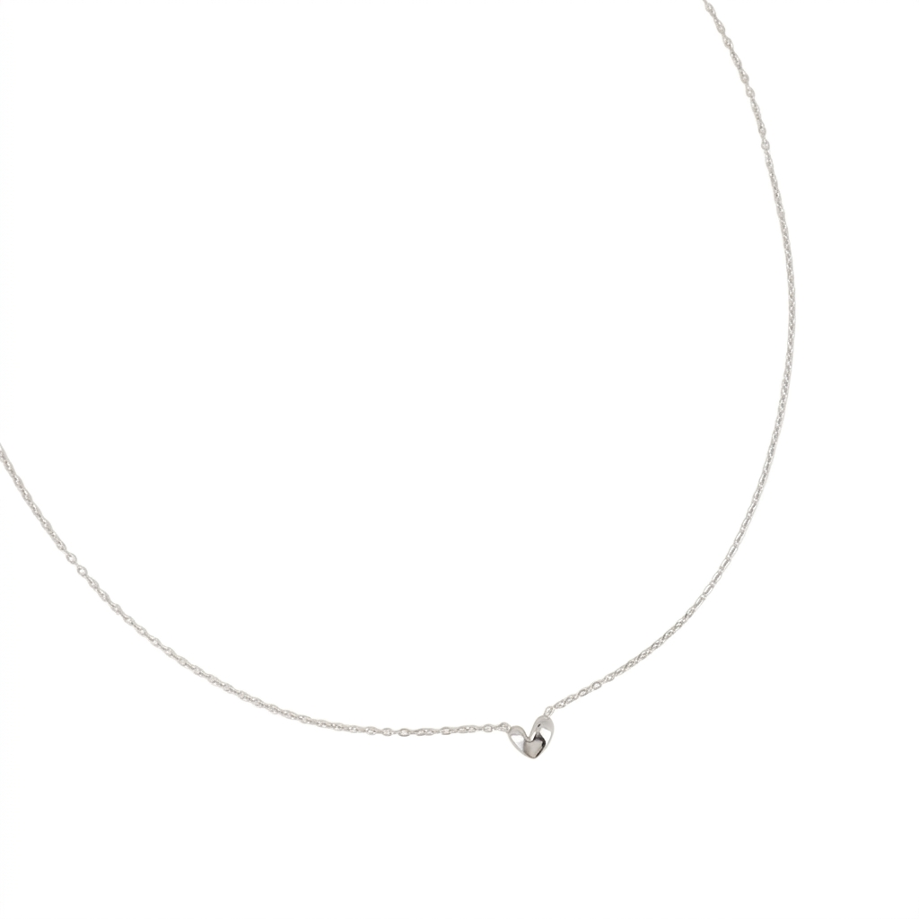 Collier argenté Angie avec pendentif cœur bombé - Bijou photographié sur fond blanc
