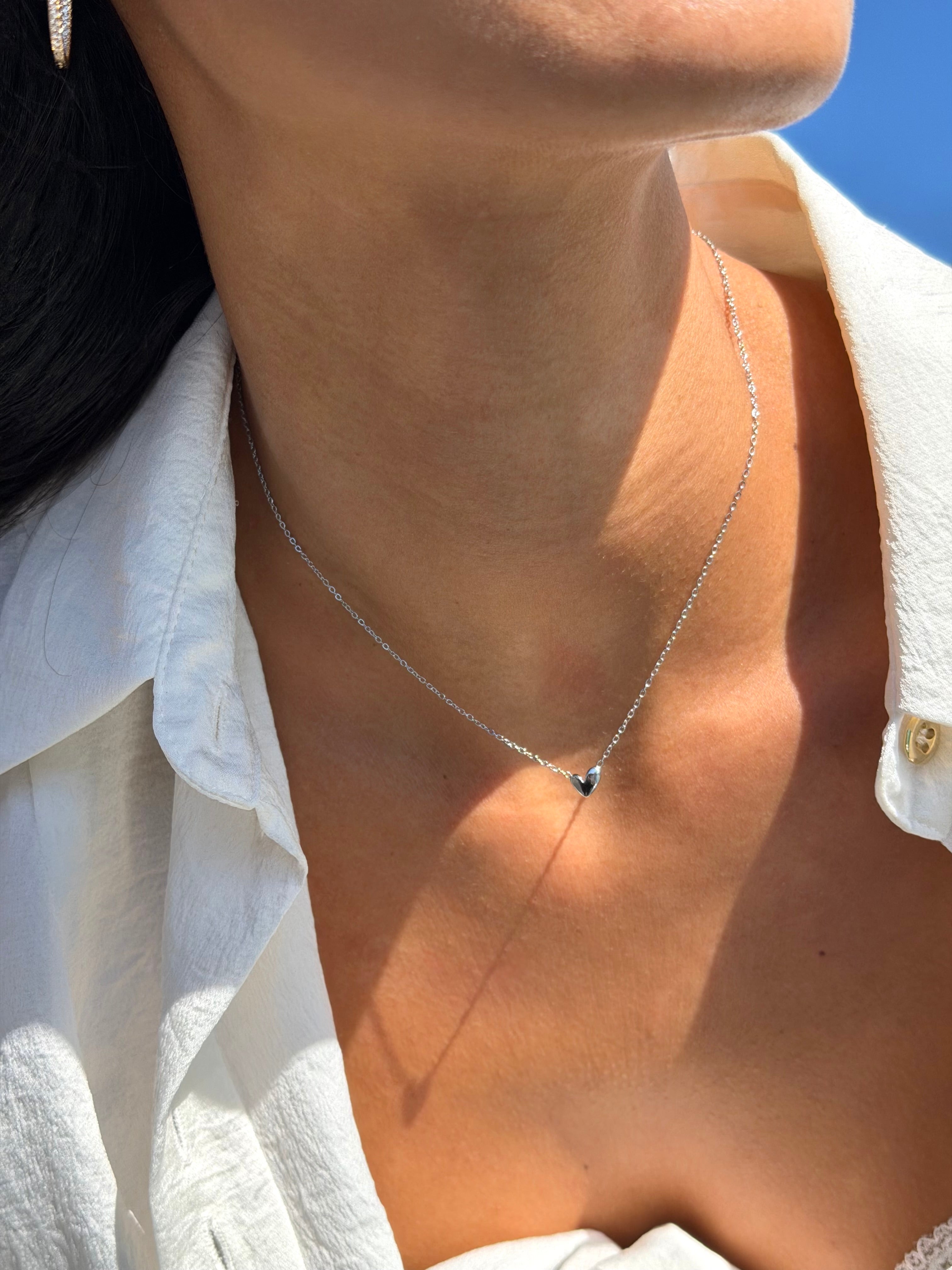 Collier argenté Angie avec pendentif cœur bombé - Bijou porté