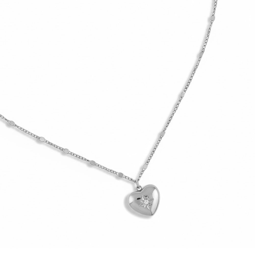 Collier argenté Ludovica coeur chaîne fine avec pendentif cœur serti d'un zircon - Bijou photographié sur fond blanc
