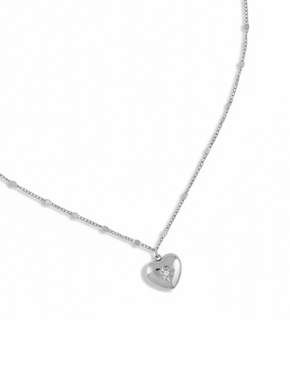 Collier argenté Ludovica coeur chaîne fine avec pendentif cœur serti d'un zircon - Bijou photographié sur fond blanc
