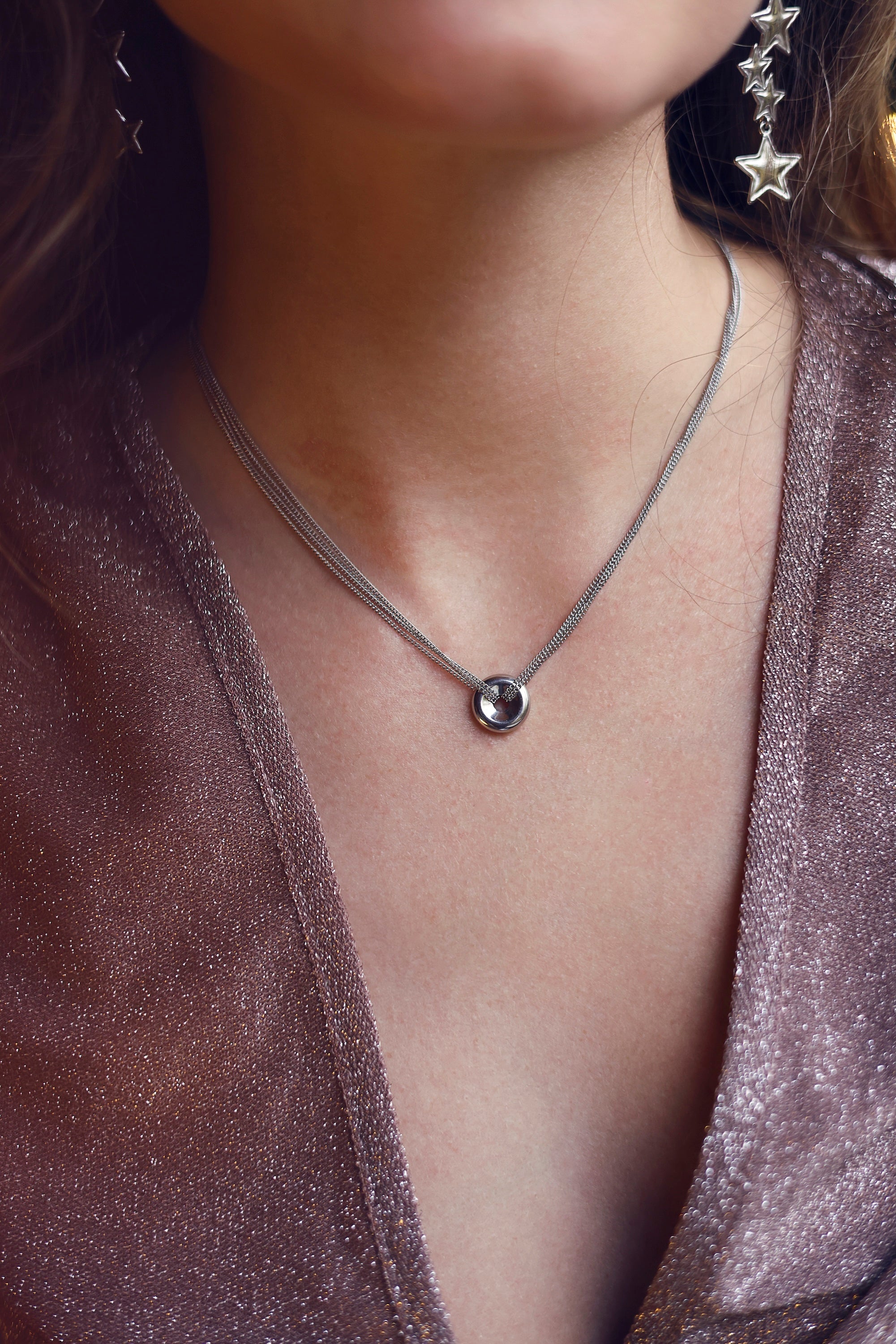 Collier argenté Millie multi-chaînes avec pendentif rond - Bijou porté