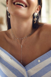 Collier argenté cravate Nahi orné de zircons - Bijou porté
