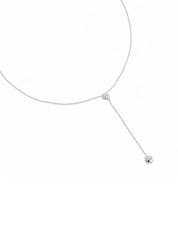 Collier argenté Rayana sautoir cravate orné de soleils martelés - Bijou sur fond blanc
