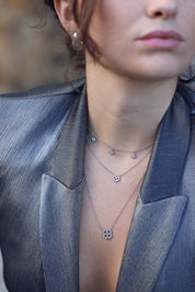 Collier argenté Hugo avec pendentifs trèfles ornés de zircons - Bijou porté