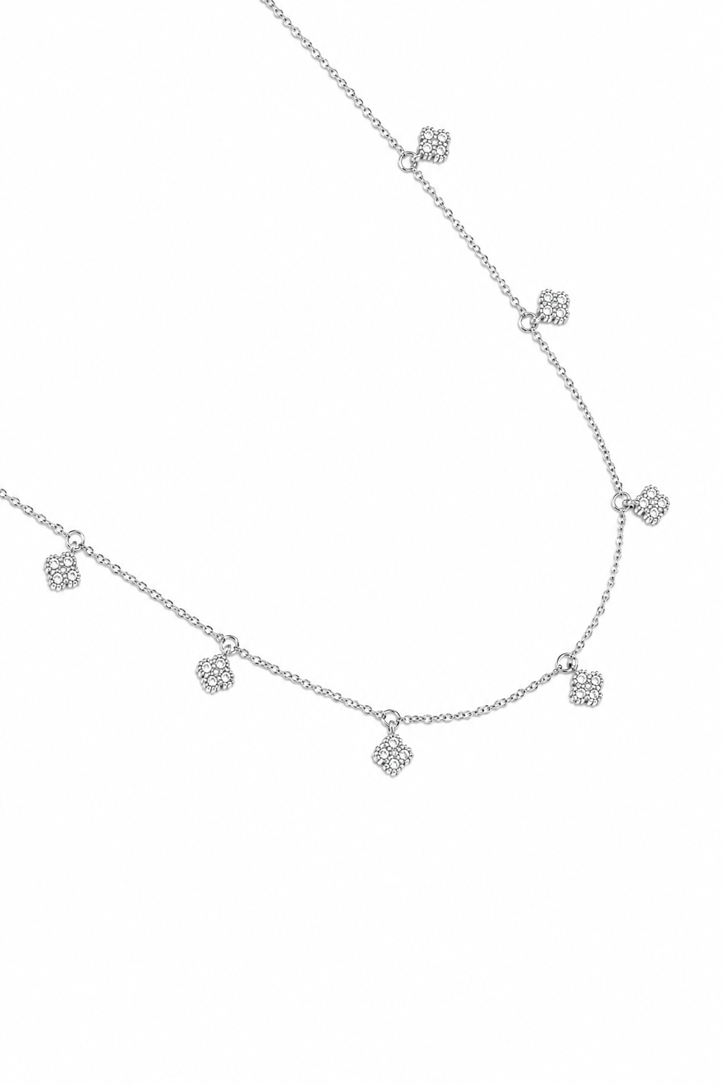 Collier argenté Hugo avec pendentifs trèfles ornés de zircons - Bijou sur fond blanc