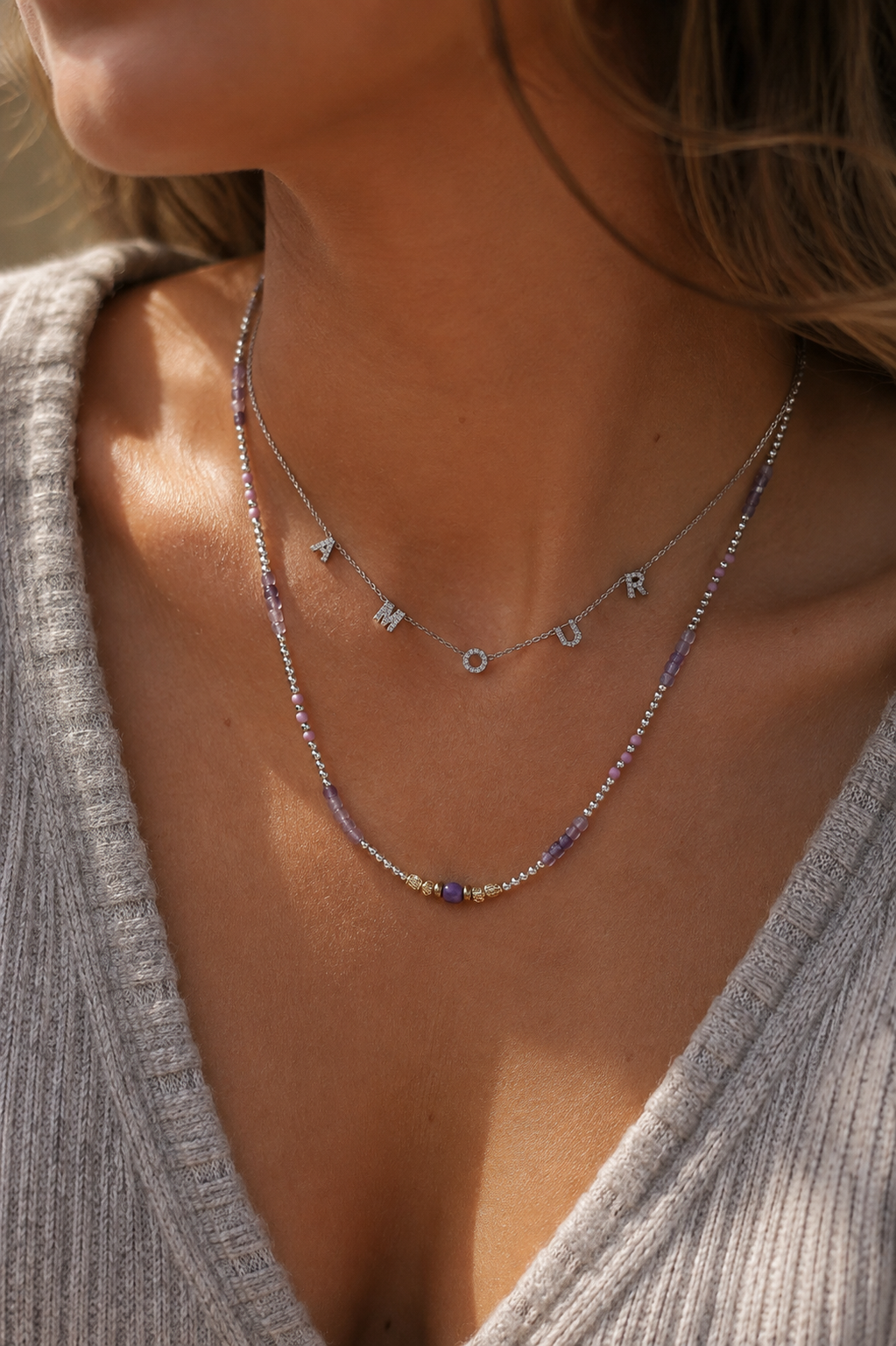 Collier Samy amethyste orné de perles argentées et pierres semi-précieuses - Bijou porté