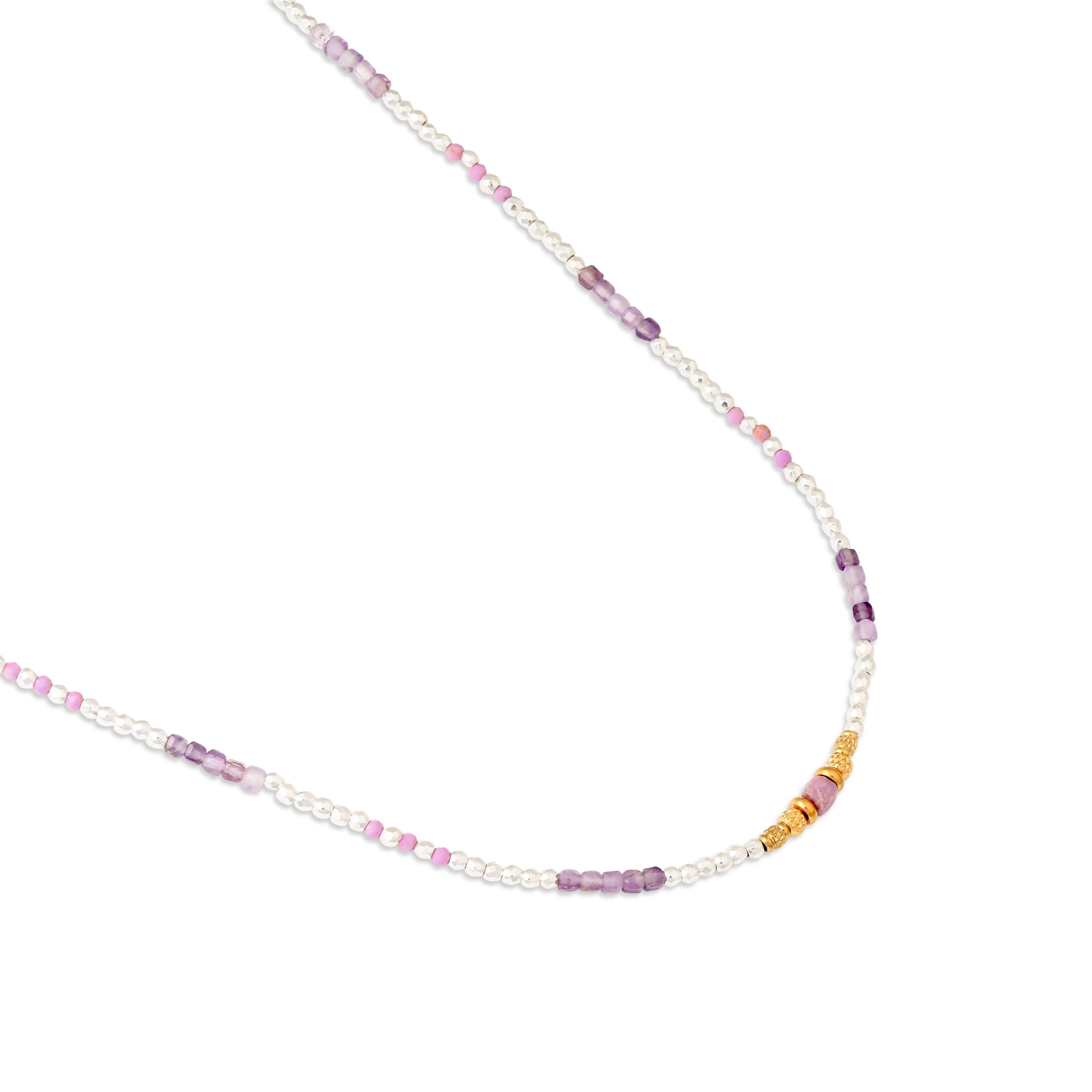 Collier Samy amethyste orné de perles argentées et pierres semi-précieuses - Bijou sur fond blanc