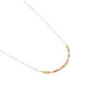 Collier Samy mix agate orné de perles argentées et pierres semi-précieuses - Bijou sur fond blanc