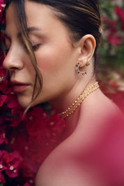 Collier sur fil doré Isaora nacre composé de perles dorées et de perles en nacre - Bijou porté