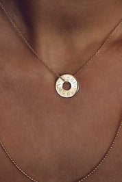 Collier personnalisable doré Isao chaîne fine et médaille cible à graver - Bijou porté