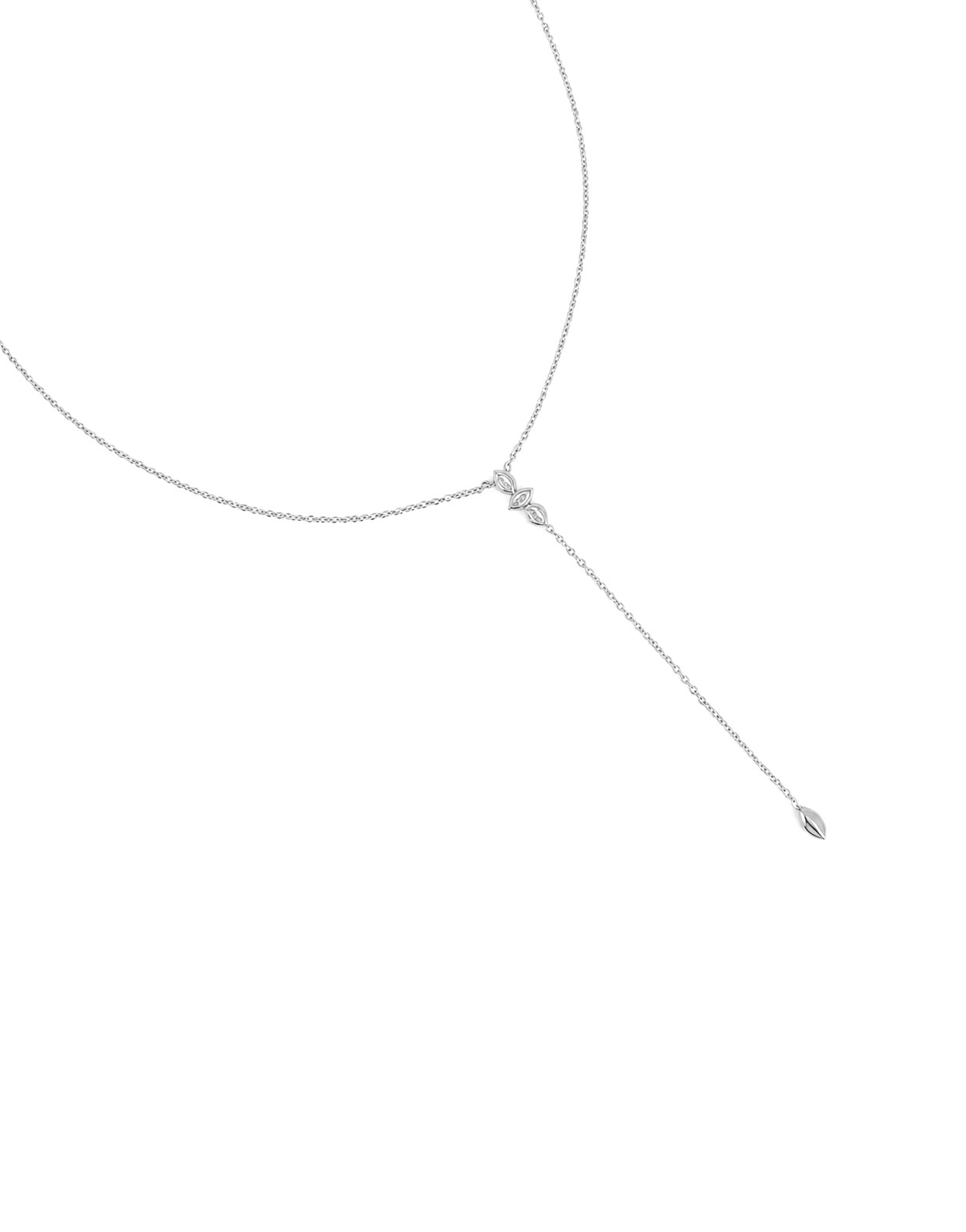 Collier argenté cravate Nahi orné de zircons - Bijou sur fond blanc