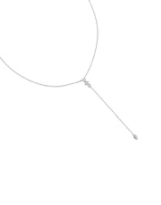 Collier argenté cravate Nahi orné de zircons - Bijou sur fond blanc