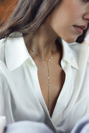 Collier Livy rond doré cravate plongeant orné de petites pastilles rondes - Bijou porté