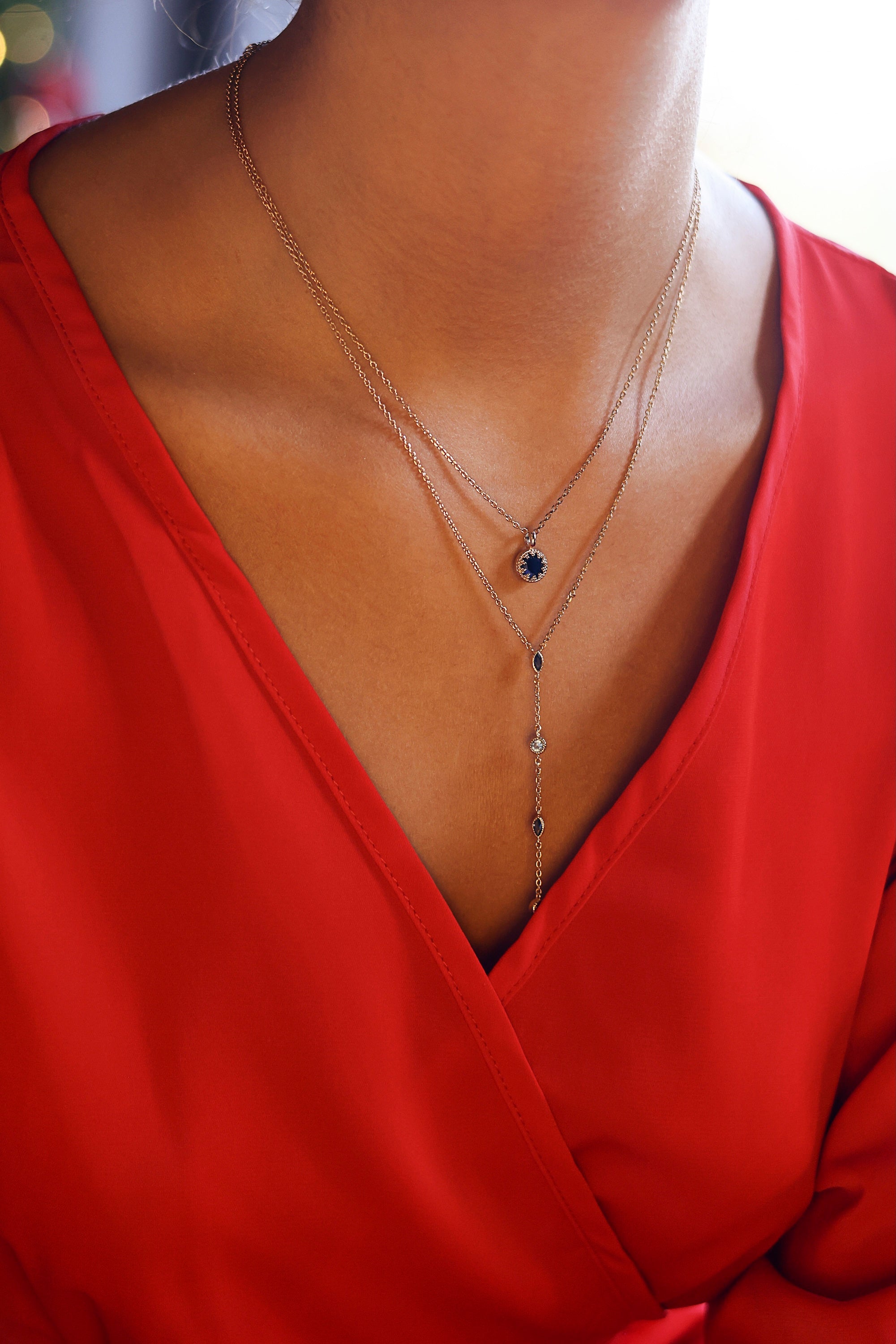 Collier doré Nadège cravate orné de zircons bleus - Bijou porté