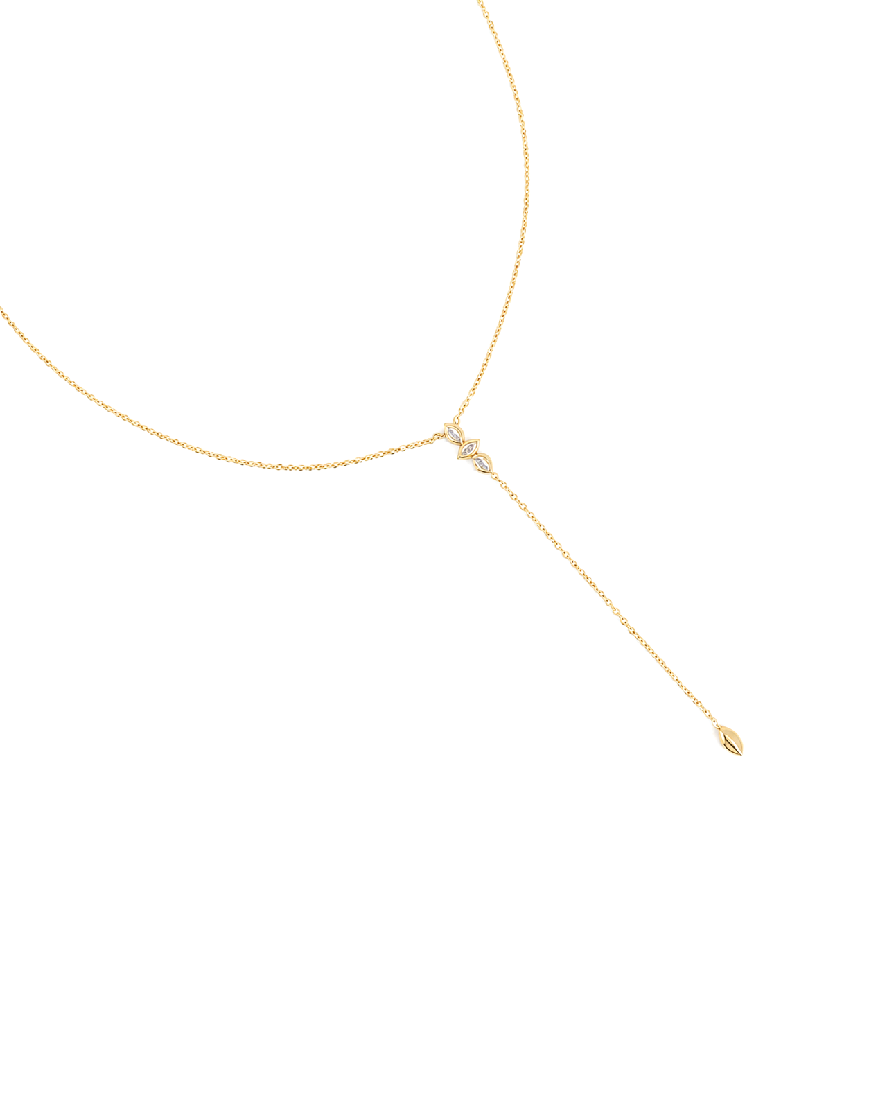 Collier doré Nahi cravate orné de zircons - Bijou sur fond blanc