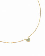 Collier Petit Coeur pour enfant doré pendentif coeur vert - Bijou sur fond blanc