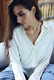 Collier doré Adelaine en maille composée de petits carrés striés - Bijou porté