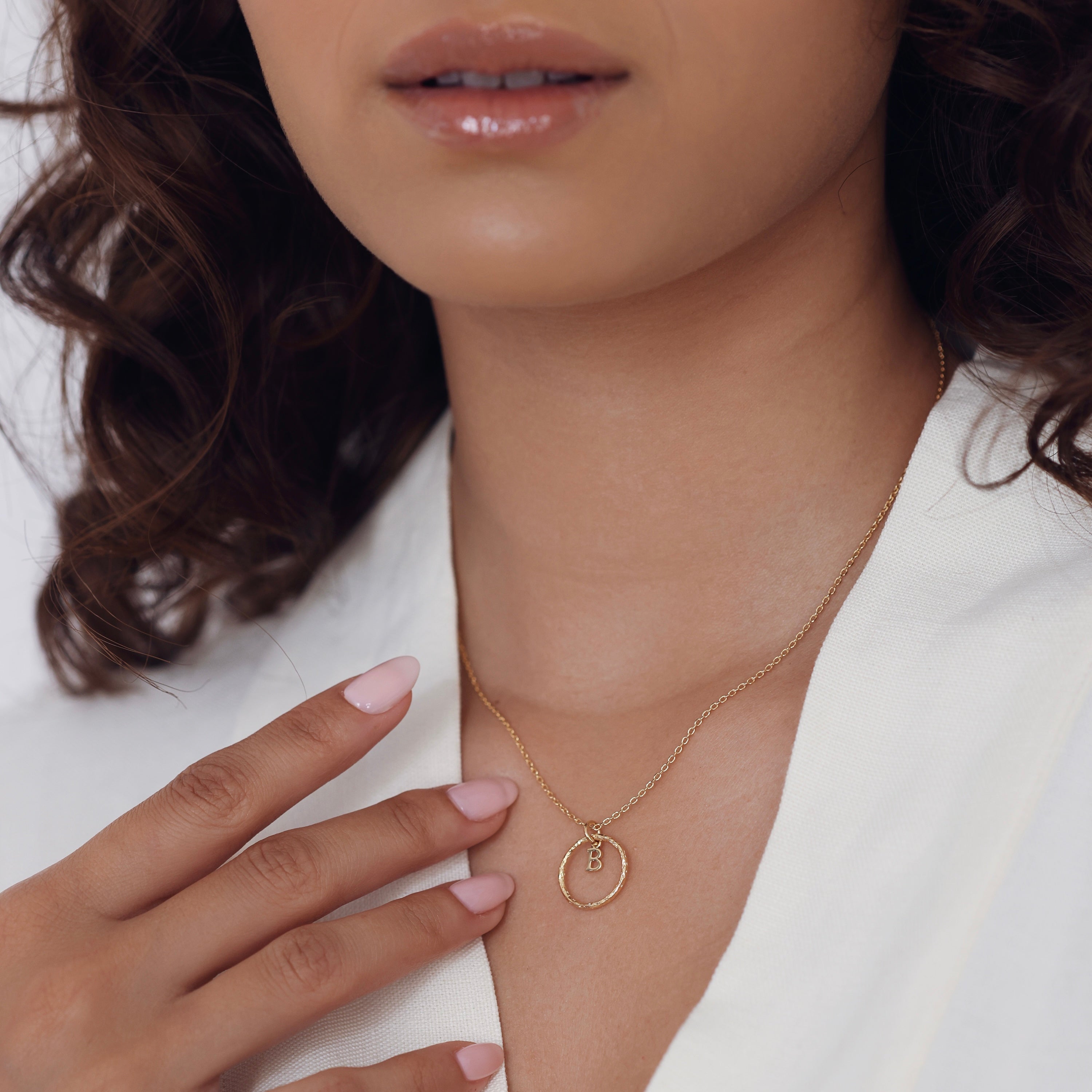 Collier personnalisable doré Adèle anneau martelé avec pendentif alphabet ou charms - Bijou porté