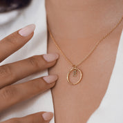 Collier personnalisable doré Adèle anneau martelé avec pendentif alphabet ou charms - Bijou porté