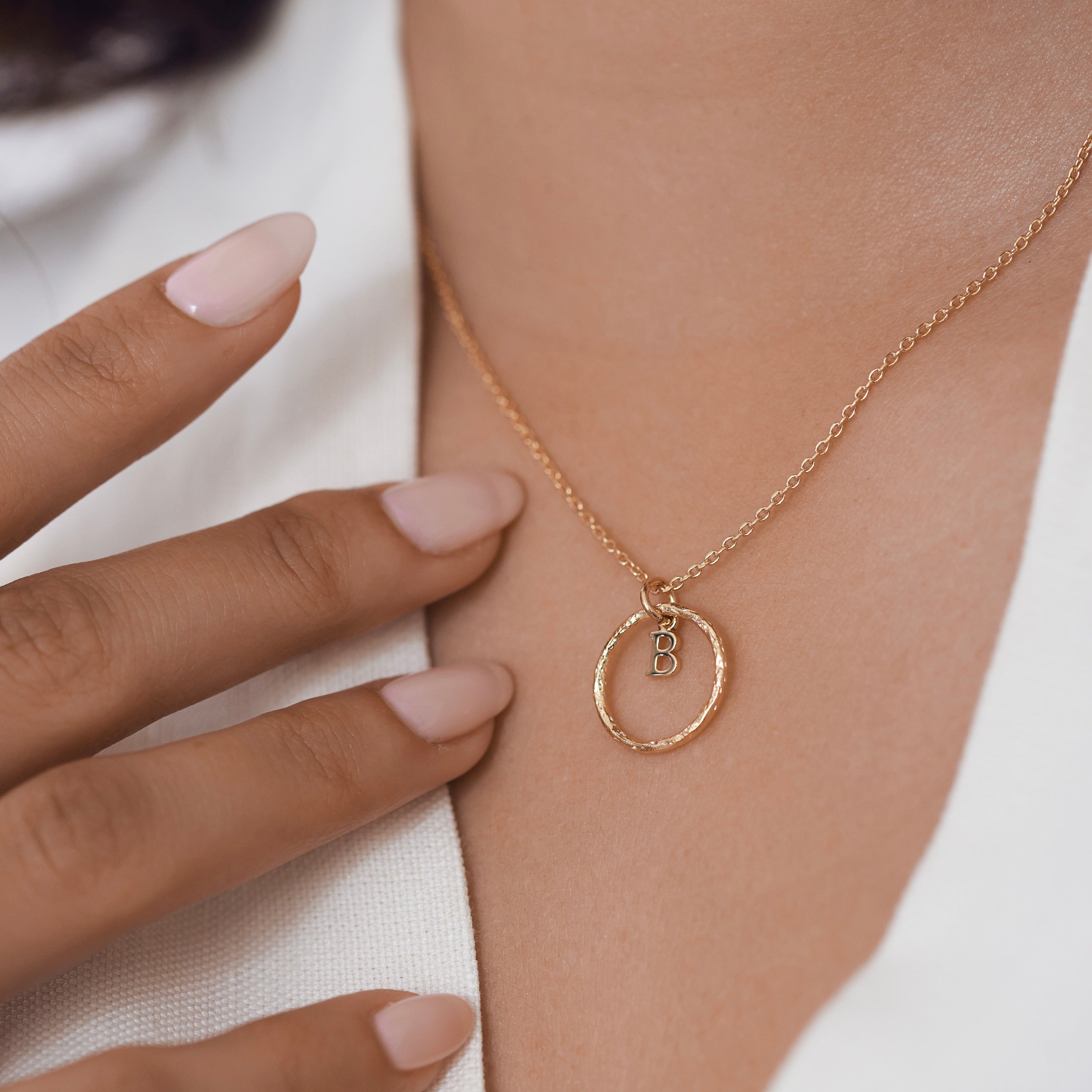 Collier personnalisable doré Adèle anneau martelé avec pendentif alphabet ou charms - Bijou porté
