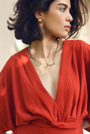Collier Alaya statement doré chaîne maille ornée de trois feuilles - Bijou porté