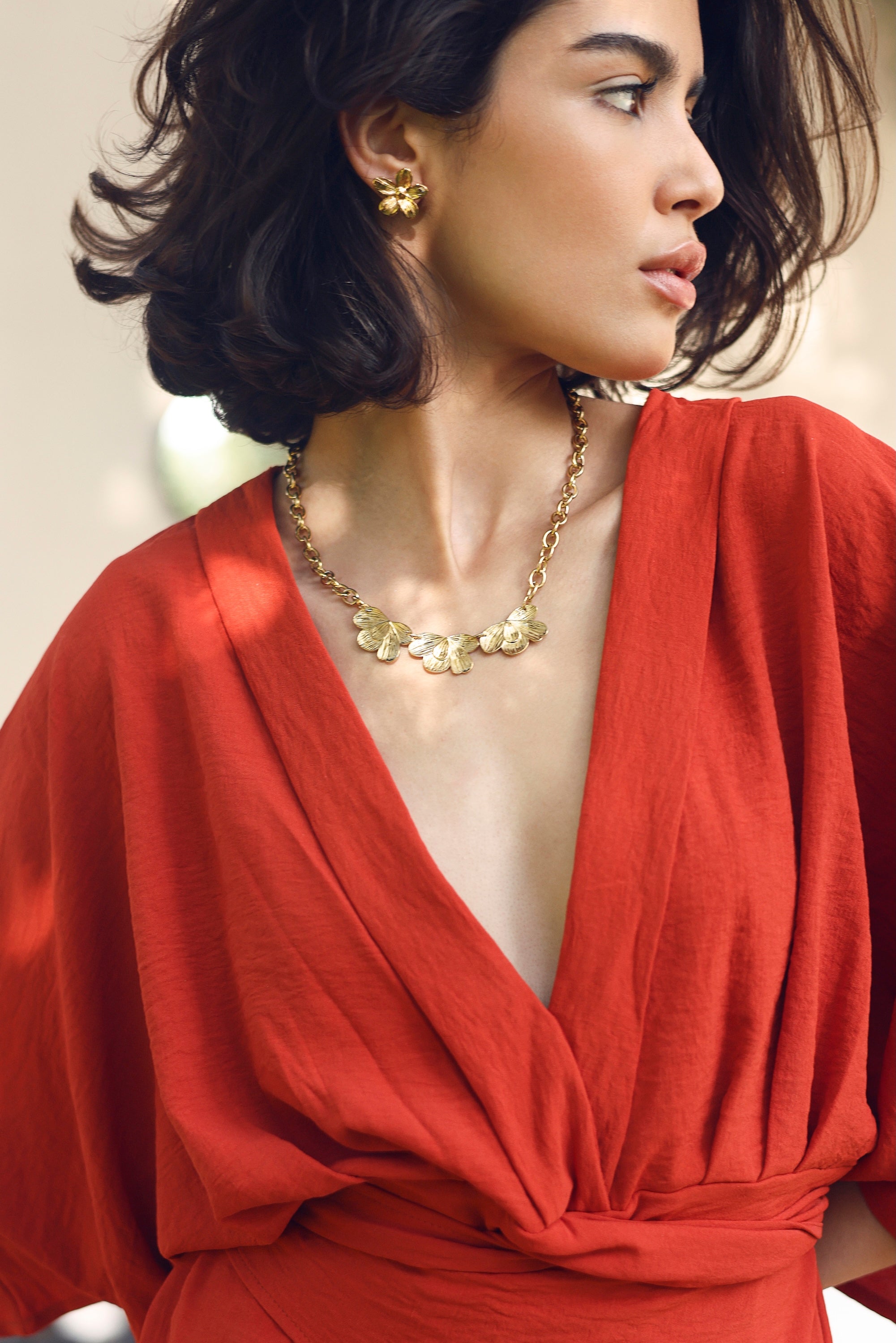 Collier Alaya statement doré chaîne maille ornée de trois feuilles - Bijou porté