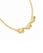Collier Alaya statement doré chaîne maille ornée de trois feuilles - Bijou sur fond blanc