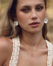 Collier personnalisable doré Alma avec anneau torsadé et perle en nacre pour lettres de l'alphabet et charms - Bijou porté