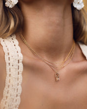 Collier personnalisable doré Alma avec anneau torsadé et perle en nacre pour lettres de l'alphabet et charms - Bijou porté